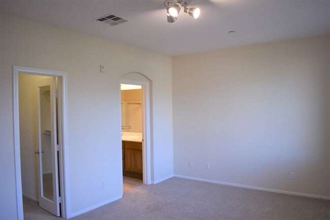 Building Photo - 3 Bedroom 2.5 Bath Townhome in Gated Commu...