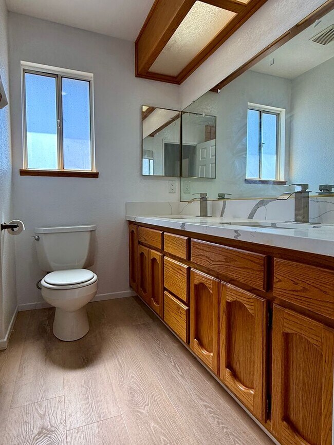 Building Photo - NORTHWEST SOLAR HOME - AVAILABLE NOW!