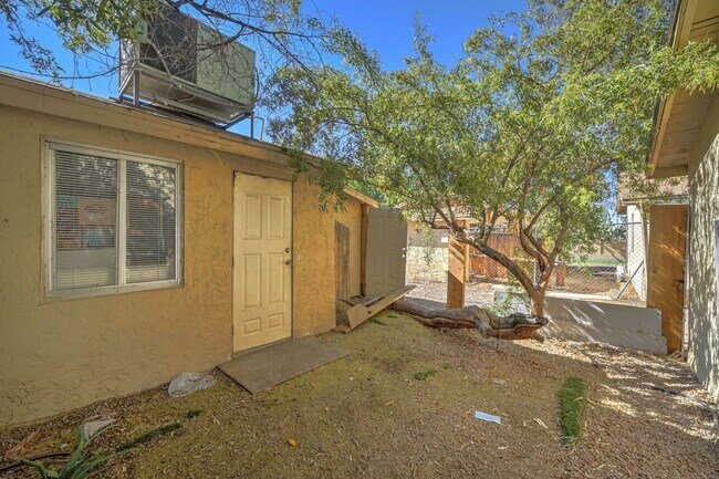 Building Photo - 9316 E Balsam Ave