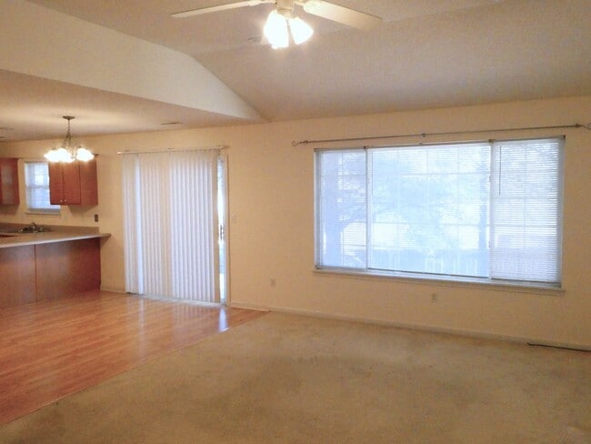 Building Photo - 3 Bed, 2 Bath Home; off Creasy Springs Rd