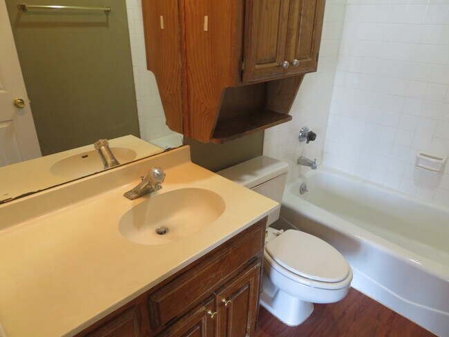 Building Photo - IMMEDIATE MOVE IN - 2 bed 2 bath