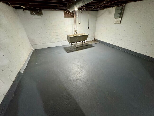Building Photo - 2 Bedroom - Grandview Area