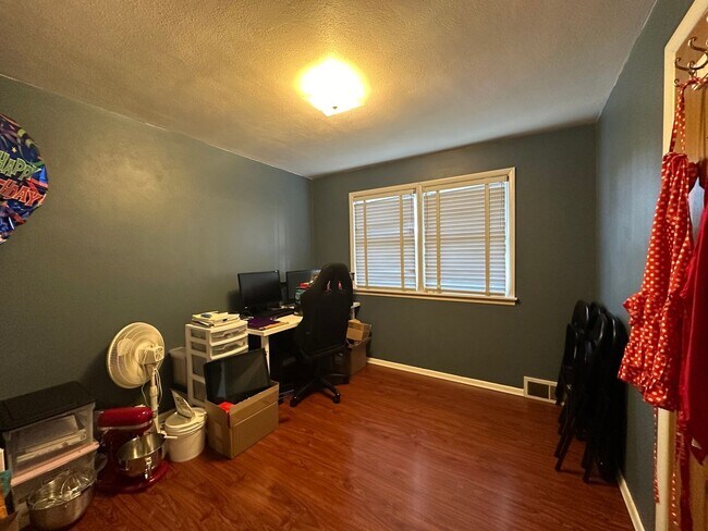 Building Photo - Fantastic 4 Bedroom 2 Bath Northside Home