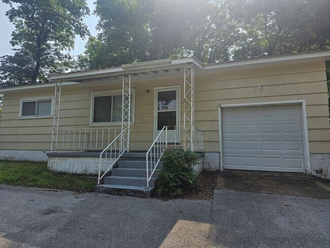 Building Photo - Don't Miss this 2 bedroom with Garage, Lar...