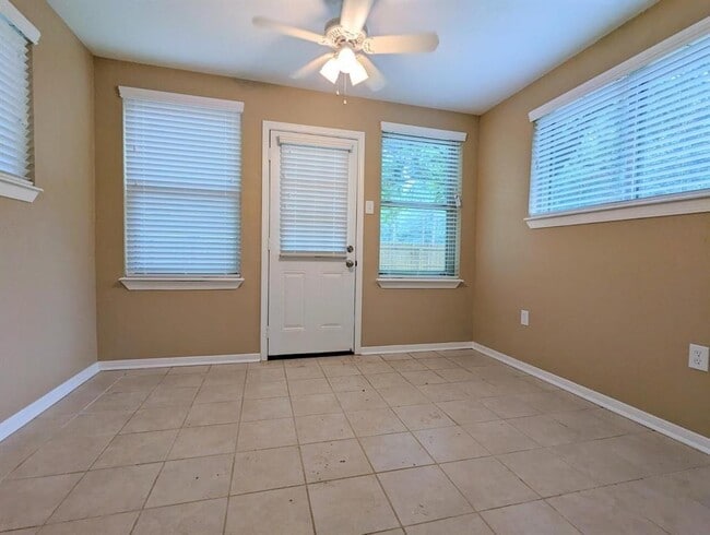 Building Photo - 3815 Maple Dr