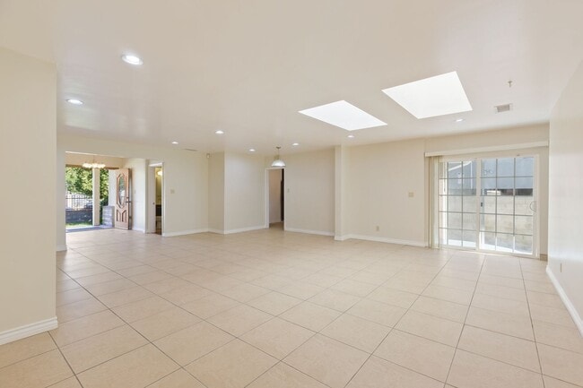 Building Photo - 15424 Mayall St