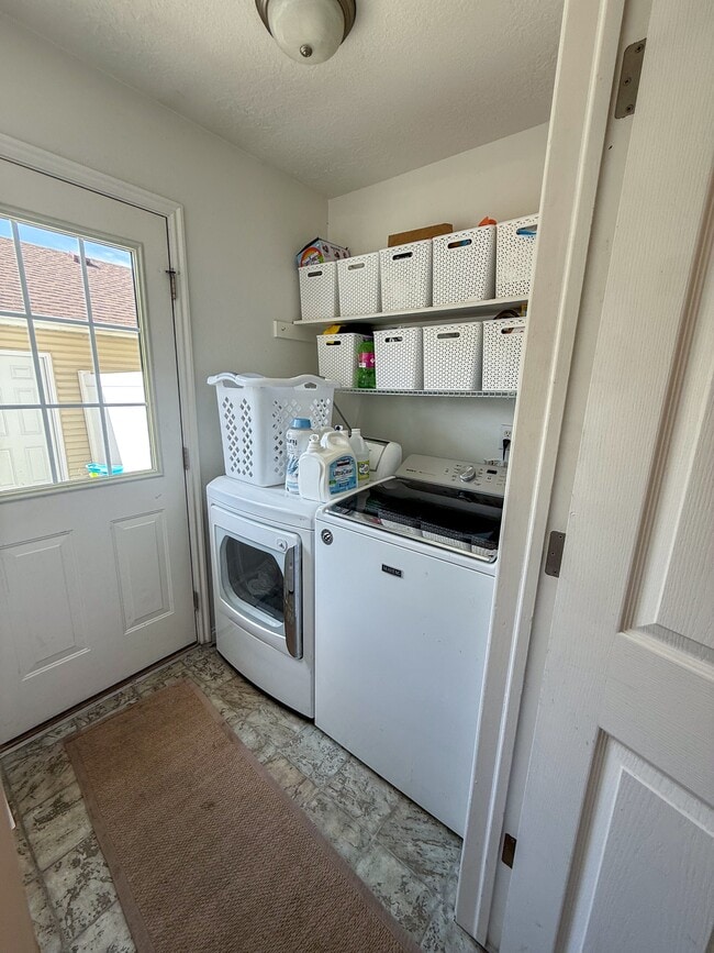 Building Photo - 884 Capital Ave