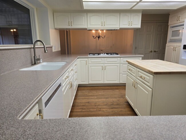 Building Photo - 4 bedroom home off of Mayberry Dr in Reno