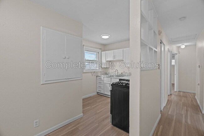Building Photo - 5661 Bermuda Dr
