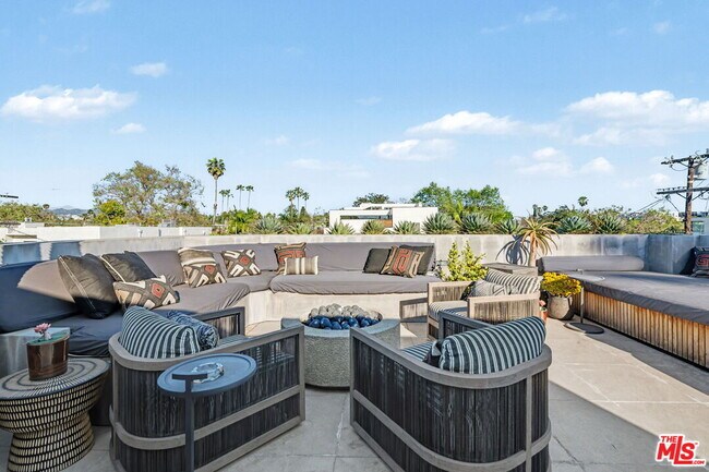 Building Photo - 418 N Sweetzer Ave