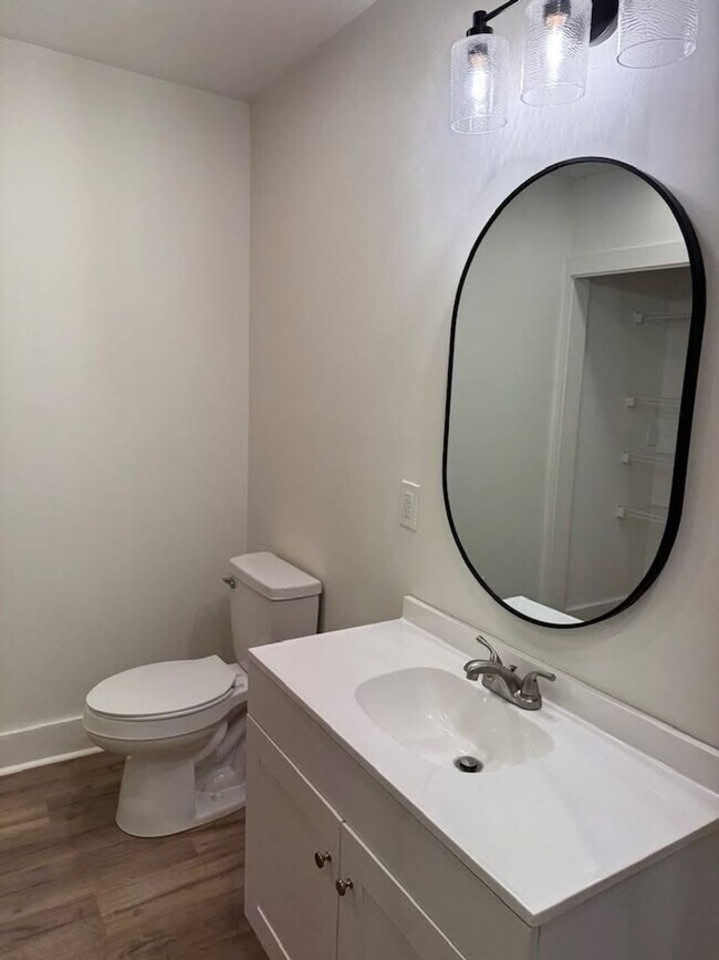 Building Photo - WWW Real Properties