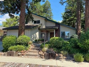 Building Photo - 894 St John Cir