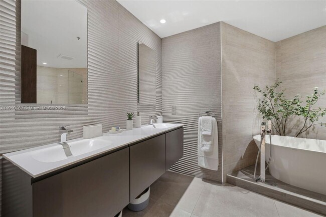 Building Photo - 808 Brickell Key Dr