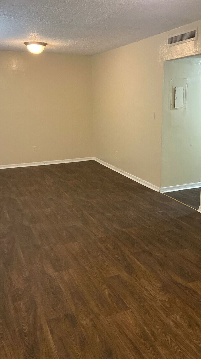 Building Photo - Cozy 2/1 Apartment, Move in Ready, Move in Special!