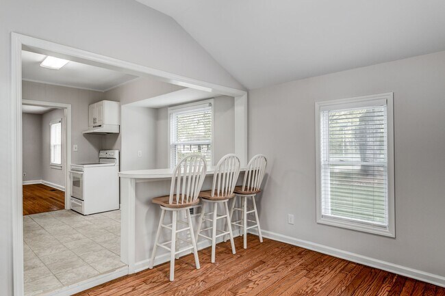 Building Photo - 2 Bed, 2 Bath in the Garden Homes neighborhood of Greensboro!