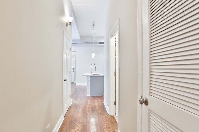 Building Photo - Gorgeous 1Bed in Logan Square! Condo Quality! In-Unit Laundry! Central Air! Stainless Steel!