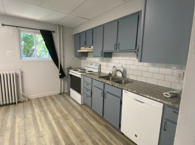 Kitchen - 515 Winslow Ave