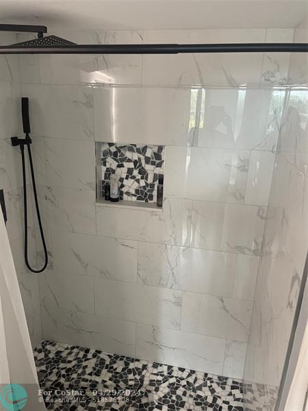 Building Photo - 111 Royal Pk Dr