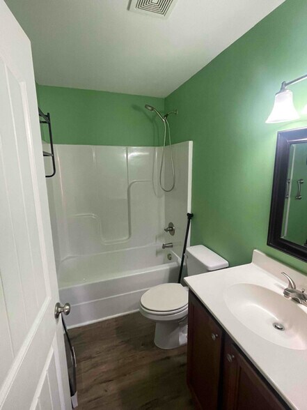 Building Photo - 206 Maple Dr