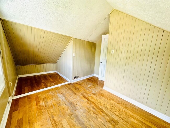 Building Photo - Updated FOUR bedroom home in South Louisville
