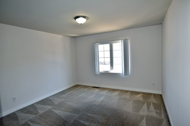 Building Photo - 3 BR, 2 1/2 BA, 2-Car, 1885 SF Townhouse, ...