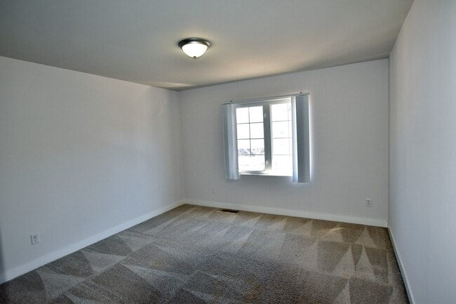 Building Photo - Shelby Township Townhouse -3 Bedrooms, 2.5 Baths, 2-Car attached garage, 1885 SF