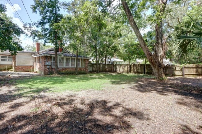 Building Photo - Four Bedroom - Two Bathroom - Single Famil...
