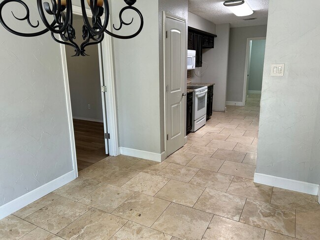 Building Photo - Self Showing - 3 Bedroom 2 bathroom