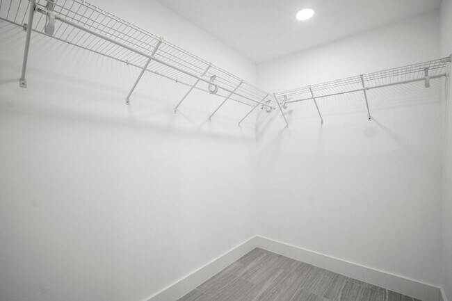 Building Photo - Annual Pool Home in The Moorings!