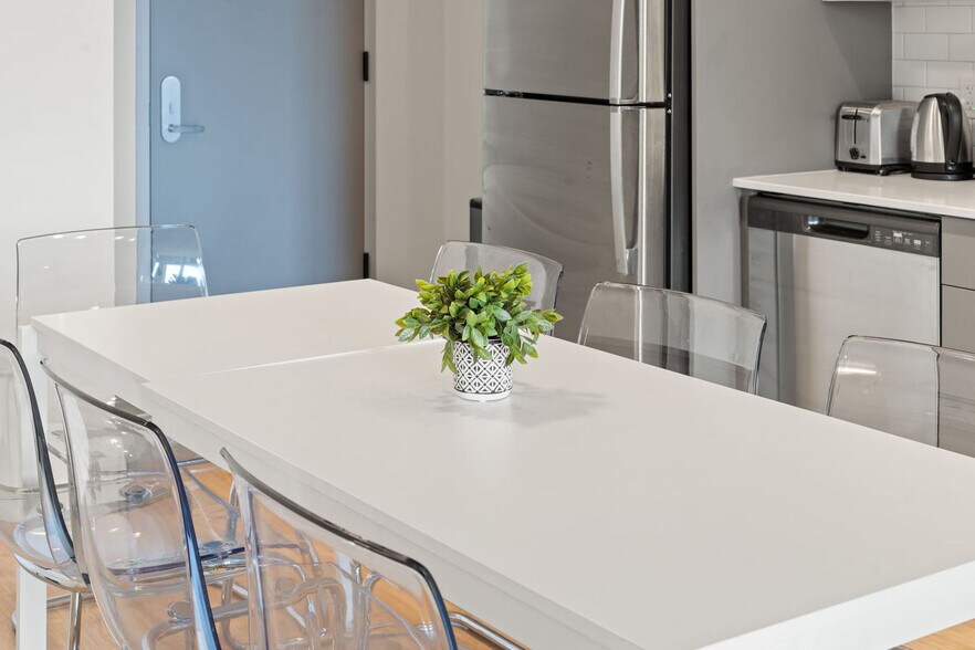 Building Photo - 853 W Blackhawk St