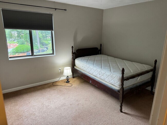 Building Photo - 2 Bedroom Condo for Rent - Tyngsboro