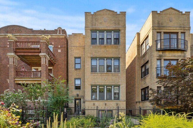 Primary Photo - 1469 W Winona St