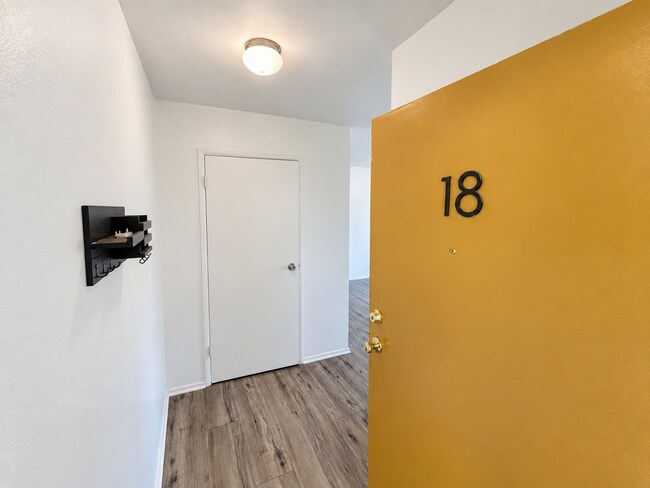 Building Photo - 11441 Oxnard St