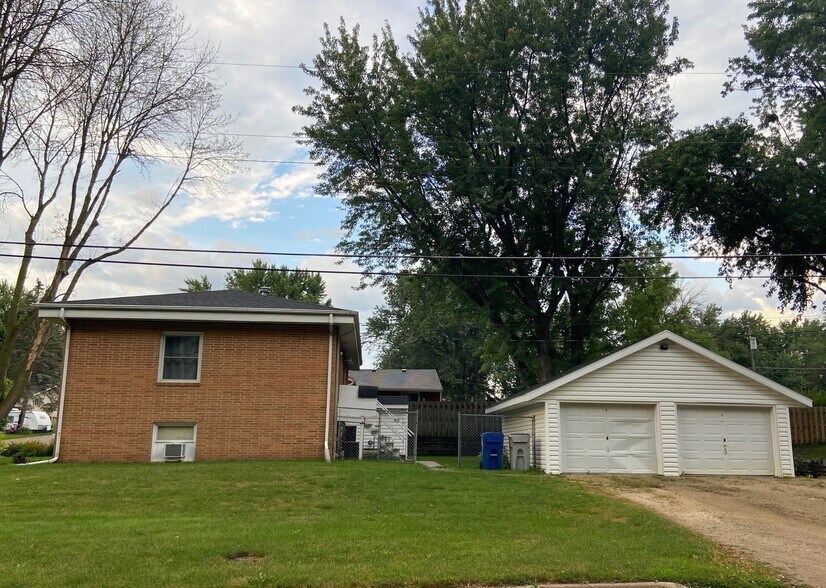 Garage - 821 1st Ave NW