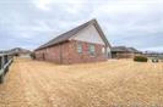 Building Photo - Well maintained home in a great location within Prestin lakes.