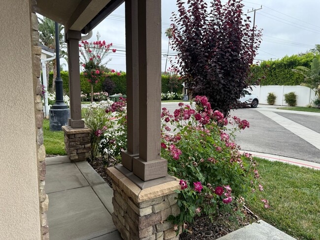 Building Photo - Reseda Ranch 5 bedroom 3 bath house!