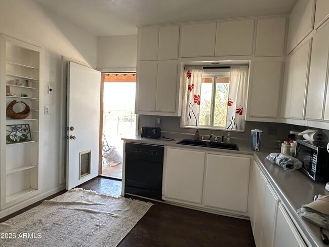 Building Photo - 1328 E Maddock Rd