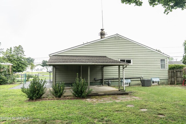 Building Photo - 3 Willowbrook Dr
