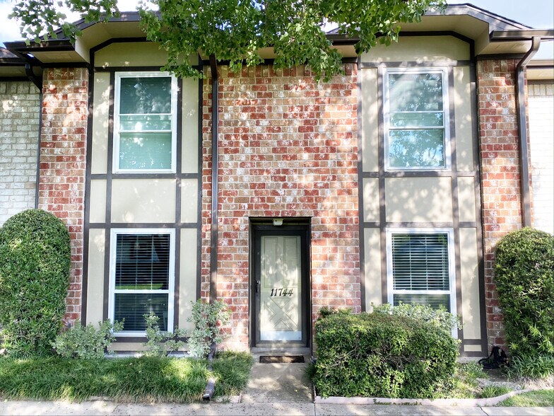 Front door and windows look over beautiful green space, perfect for welcoming your guests - 11744 S Kirkwood Rd