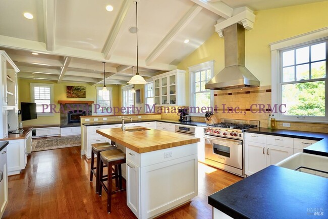 Building Photo - 422 Live Oak Dr