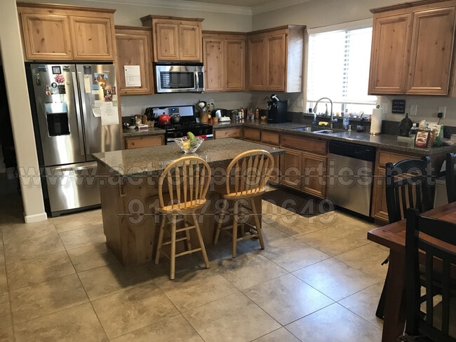 Building Photo - Gated Community - Single Story - 3 Bed, 2 ...