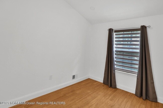 Building Photo - 578 Beachway Ave
