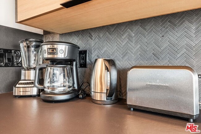 Building Photo - 8425 Hillside Ave