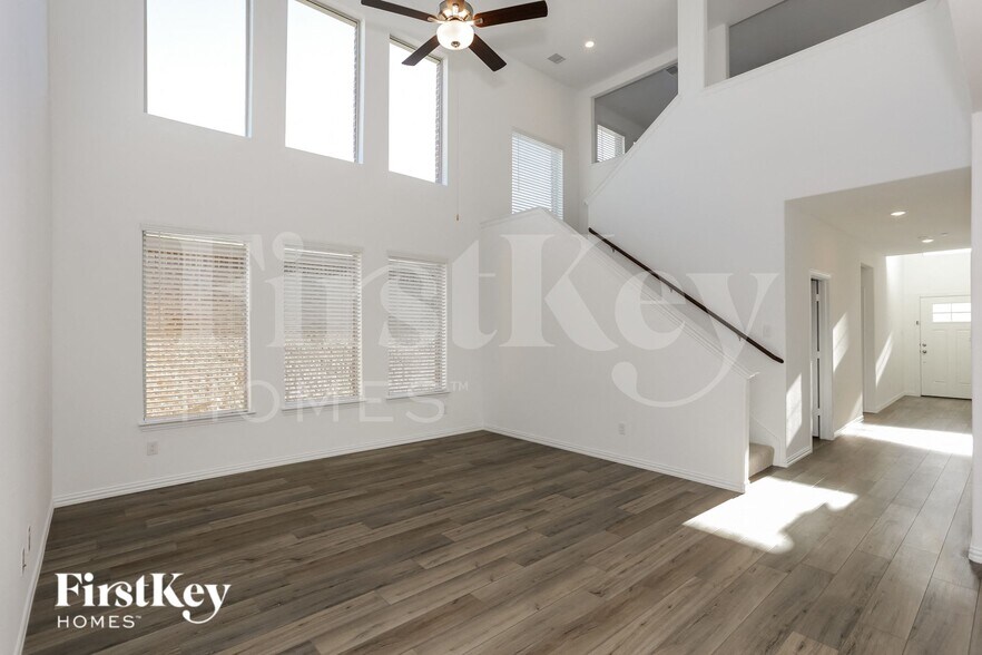Building Photo - 10049 Elkhorn Dr