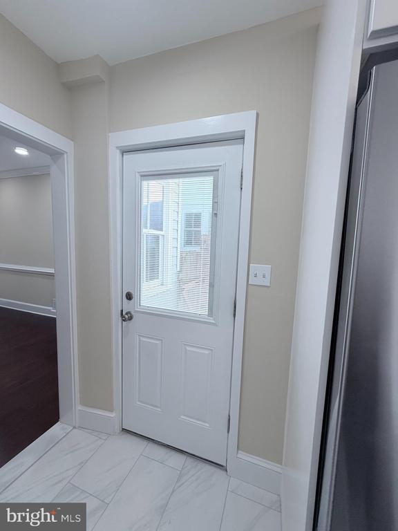 Building Photo - 216 S Henry St