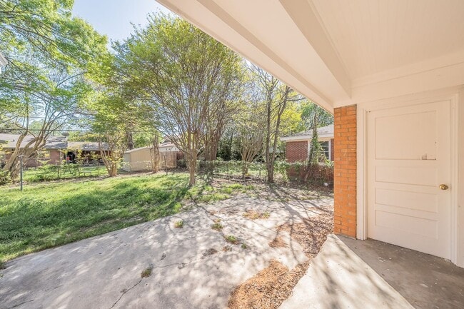 Building Photo - 3-Bedroom in Westworth Village!