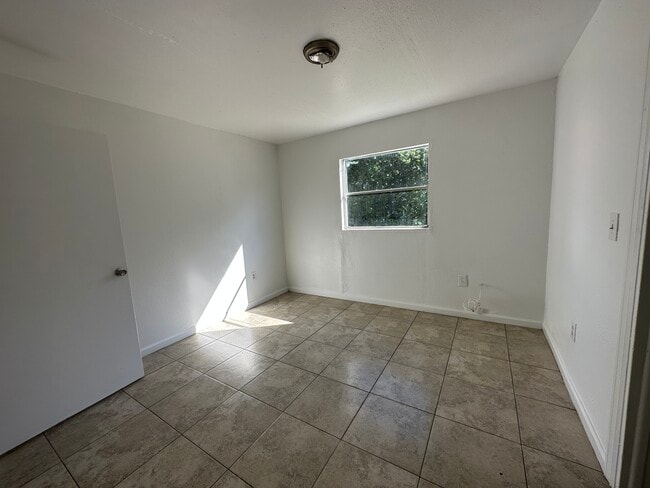 Building Photo - 517 Poinsettia Rd