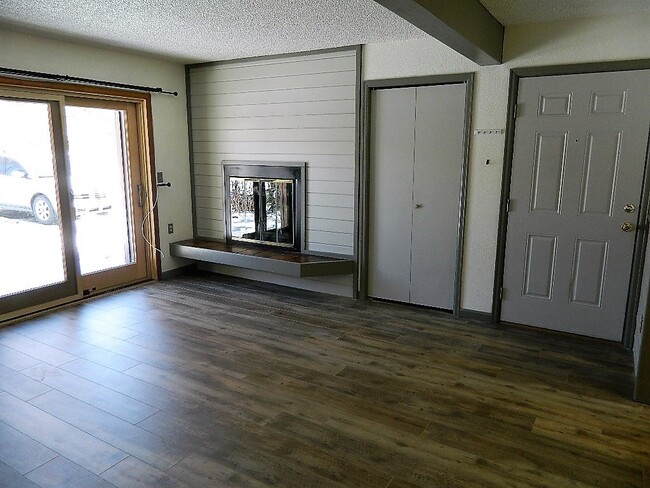 Building Photo - 559 Rainbow Vlg