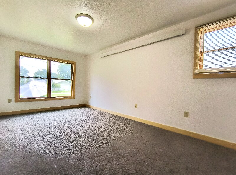 Building Photo - 504 Decorah Ave