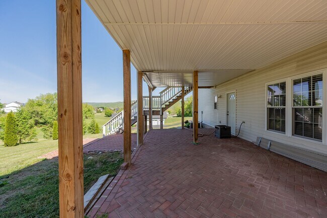 Building Photo - 1701 Stratford View Dr